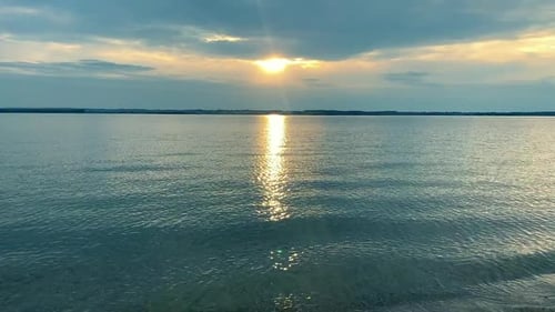 Paysage océanique Cinématographique et coucher de soleil en arrière-plan pendant la pandémie de Covid19 dans le monde