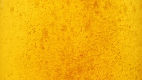 Bier ins Glas gießen
