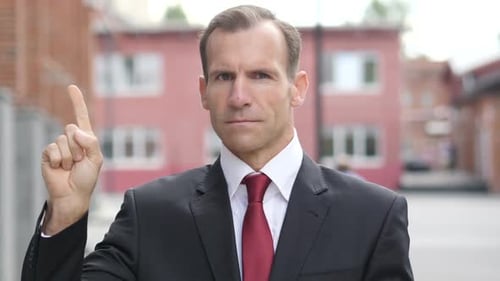 Kein Geschäftsmann lehnt Angebot mit winkendem Finger ab