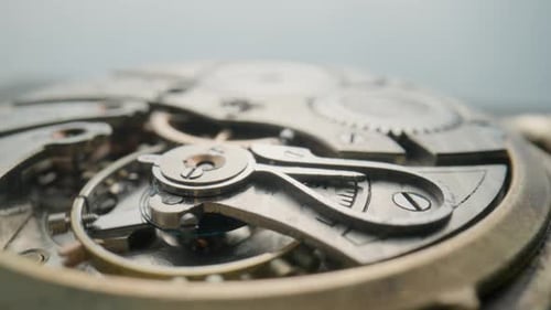 Antike Taschenuhr mit offenem Uhrwerk auf grauem Studiohintergrund