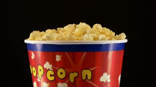 Popcorn in Box auf Schwarz, Rotation