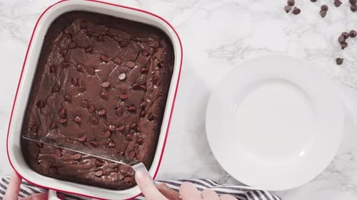 Hausgemachter Schokoladen-Brownie auf der Marmortheke