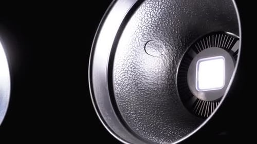 Gros plan de la lumière LED de studio blanche professionnelle