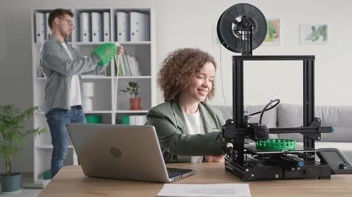 Portrait créatif et design d'une jeune femme et d'un homme imprimant un prototype de plafonnier modèle pour