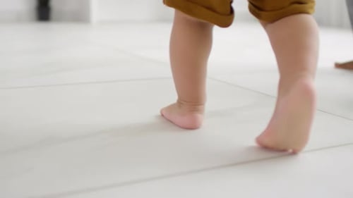 Bébé méconnaissable marchant pieds nus