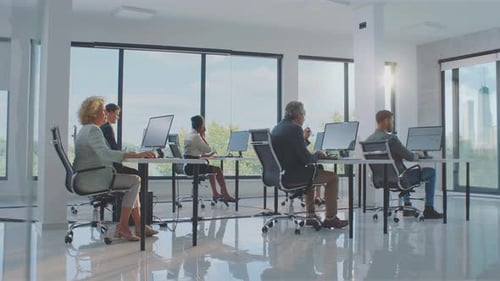 Várias pessoas trabalhando no computador