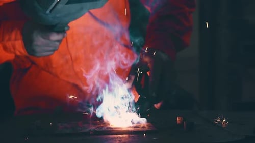 Metallschweißer, der mit Lichtbogenschweißmaschine arbeitet