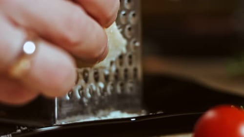 Geriebener Käse auf einem Tisch voller Gemüse