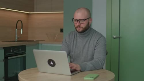 Joven adulto usando laptop