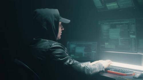 Un pirate informatique commettant de la cybercriminalité