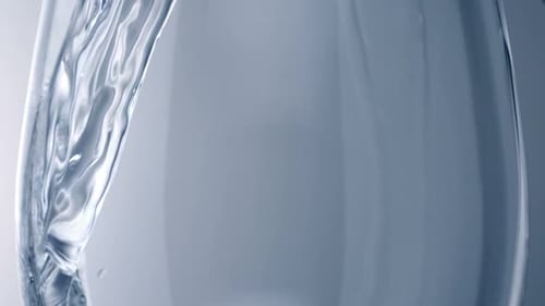 Zeitlupenwasser in Glas gegossen