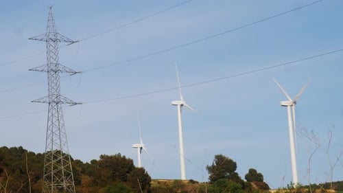 Windpark Wind Elektro- Eco Energy Turbinen auf blauem Himmel Hintergrund auf europäischen Pyrenäen