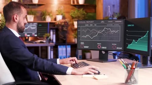 Anlageverwalter im Anzug, der nachts am Computer arbeitet