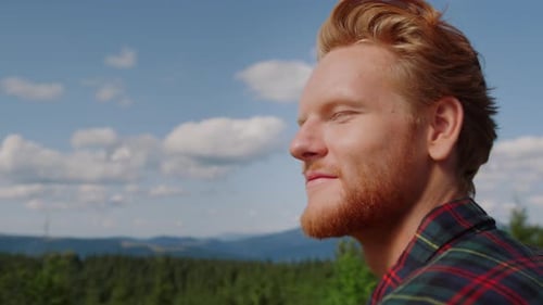 Typ genießt Berglandschaft im Sommer
