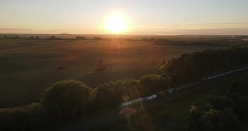 Güterzug bewegt sich bei Sonnenuntergang