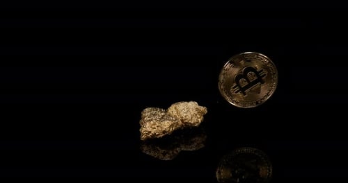 Pepita de oro y bitcoins sobre fondo negro, cámara lenta 4K