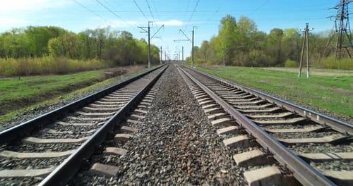 Spanne zwischen Eisenbahnschienen