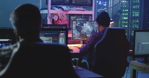 Hacker-Team arbeitet in einem Keller
