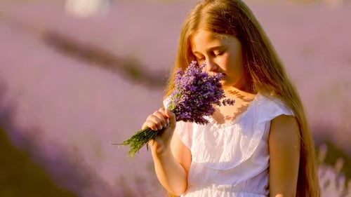una niña corriendo sobre un fuego de lavanda