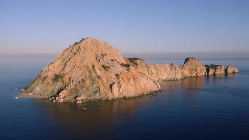 Panoramaaufnahme des Blauen Meeres mit kleiner Felseninsel
