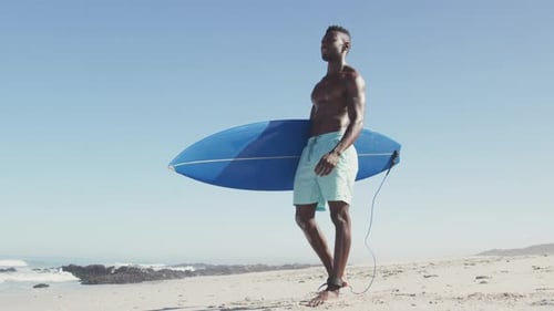 Afroamerikaner bereit zum Surfen