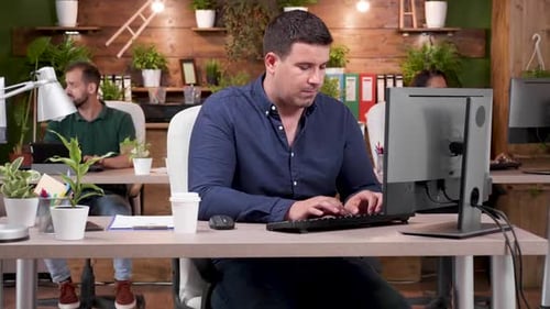 Trabalhando concentrado no computador