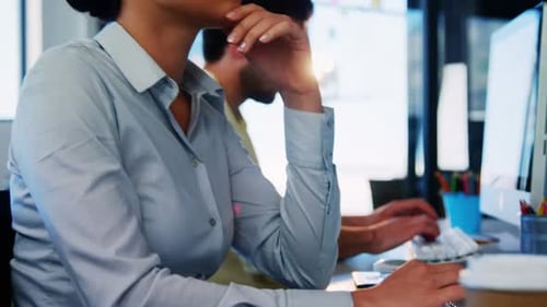 Executivos de negócios trabalhando no computador