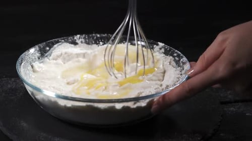 Nahaufnahme eines Standmixers, der einen köstlichen Bio-Teig mischt, um Brot oder Kuchen zuzubereiten.