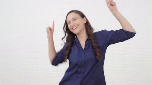 Menina indiana alegre