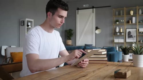 Mann nutzt Tablet am Arbeitsplatz