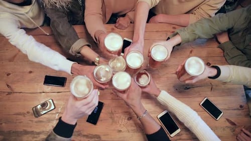 Grupo de amigos disfrutando de una cerveza en un pub de Londres