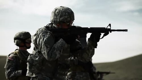 Le boîtier vole devant la caméra pendant l'exercice de tir