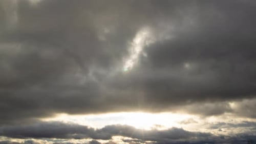 Time Lapse de nubes de tormenta y sol brillante