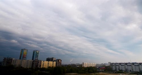 Stadtgebäude unter bewölktem Himmel