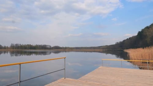 Schöner hölzerner Pier auf dem See