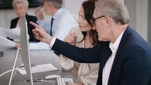 Casal de negócios trabalhando no computador