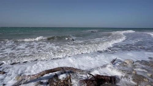 Unas grandes olas del Mar Muerto que rompen la costa en un hermoso día soleado