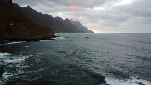 Wunderschöne Küste mit Blick auf Meer und Berge