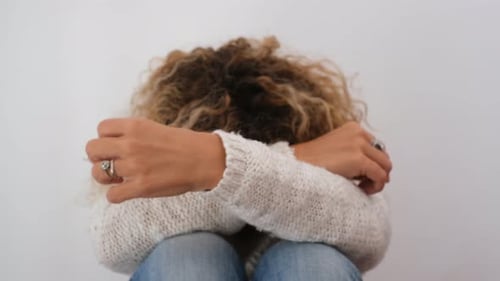 Femme intimidée montrant le mot Stop sur sa paume