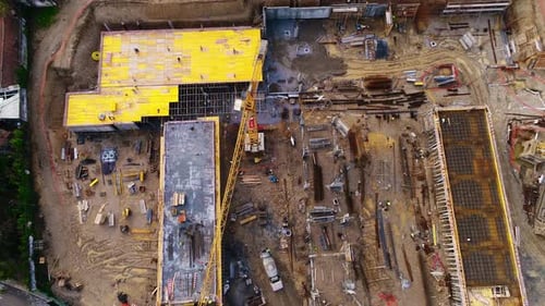 Vuela por encima de una enorme construcción