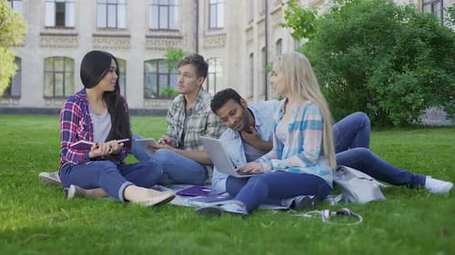 Ältere Studenten kommunizieren, sich auf dem Campus im Freien ausruhen, Bildung
