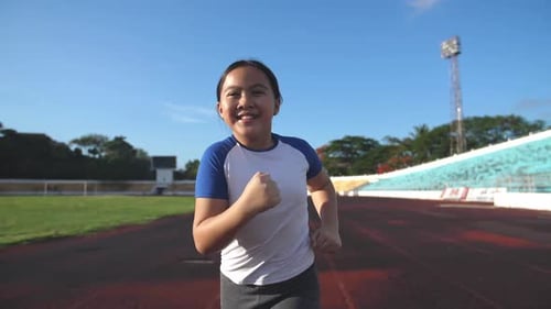 Asiatisches Kind läuft im Stadion