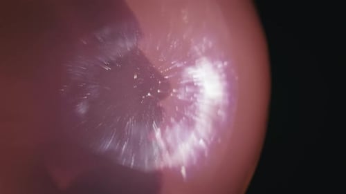 Astronaute effrayé d'urgence spatiale avec de la fumée dans la combinaison casque