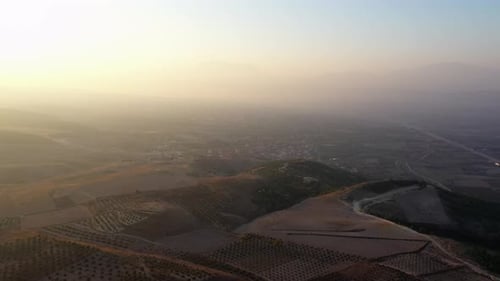 Drohnenansicht des nebligen Morgens über dem Bergtal