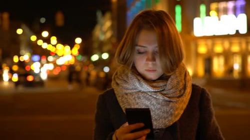 Midnight Girl usa un teléfono inteligente 7