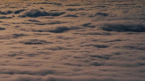 Flujo de nubes brumosas Mañana de naturaleza pacífica