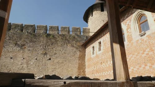 Eine Steinmauer und eine Backsteinmauer
