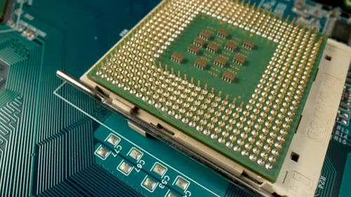 Computer-Motherboard mit Prozessor-Kondensatoren, Chips und Induktions