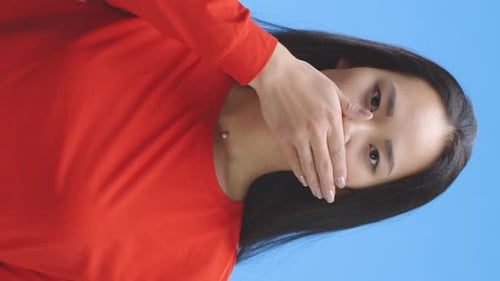 Jeune femme se faisant taire