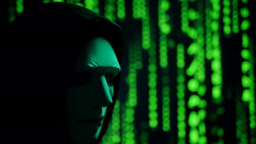 Nahaufnahme eines anonymen Computerhackers mit schwarzer Kapuze und Maske über einer abstrakten binären Matrix